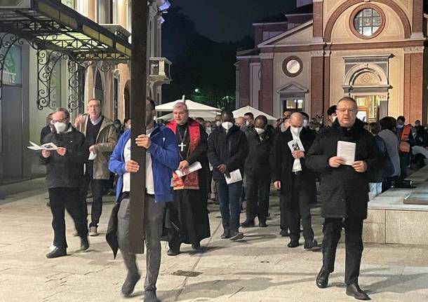 Mons. Luca Raimondi ha guidato la via Crucis per le vie di Legnano