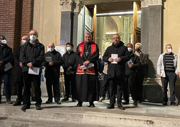 Mons. Luca Raimondi ha guidato la via Crucis per le vie di Legnano