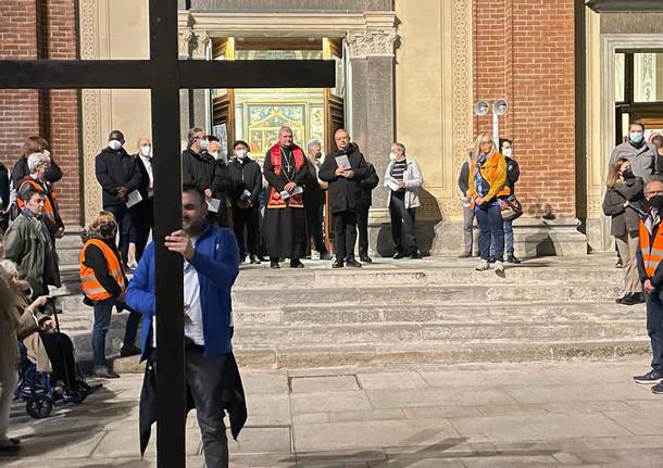 Mons. Luca Raimondi ha guidato la via Crucis per le vie di Legnano