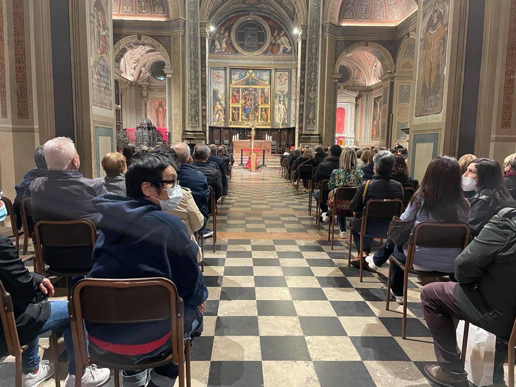 Mons. Luca Raimondi ha guidato la via Crucis per le vie di Legnano