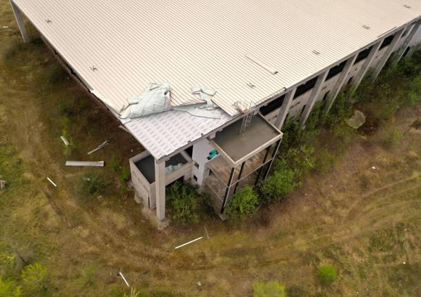 Lo scheletro del palaghiaccio di Busto Arsizio visto dal drone