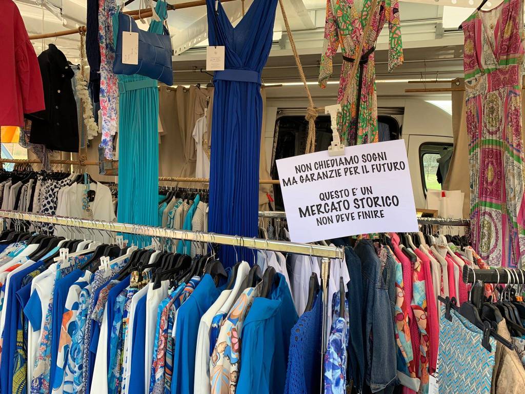 Protesta  al mercato di Sesto Calende