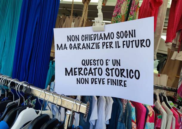 Protesta  al mercato di Sesto Calende