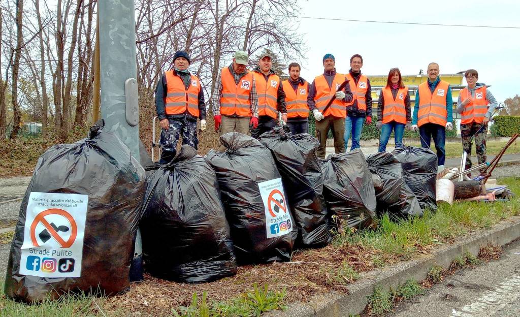 raccolti 80 sacchi di rifiuti abbandonati nella zona industriale di Gallarate