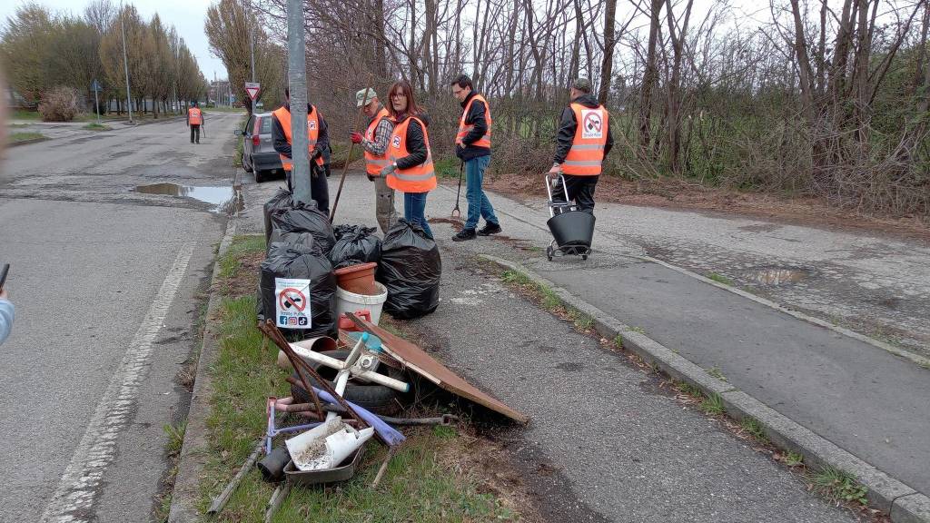 raccolti 80 sacchi di rifiuti abbandonati nella zona industriale di Gallarate