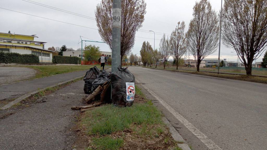 raccolti 80 sacchi di rifiuti abbandonati nella zona industriale di Gallarate