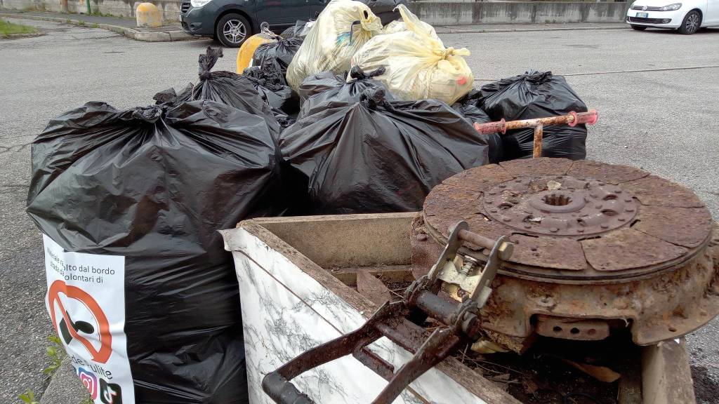 raccolti 80 sacchi di rifiuti abbandonati nella zona industriale di Gallarate