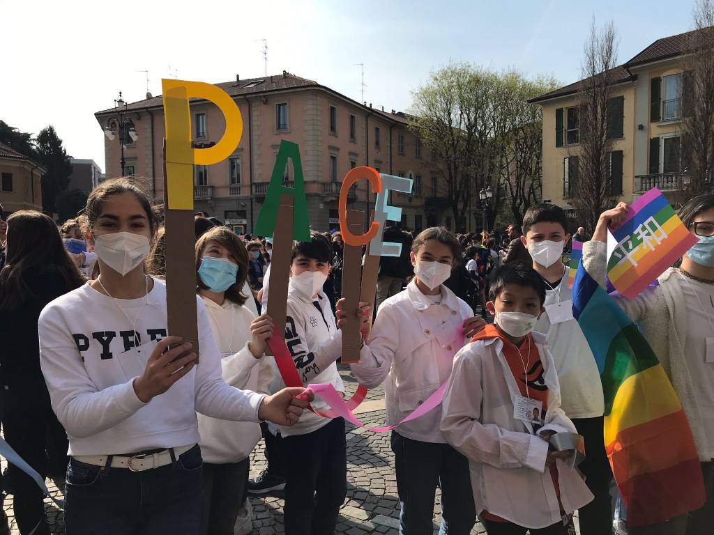 Saronno in piazza per la pace in Ucraina