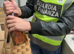 sequestro alcolici contrabbando guardia di finanza di como