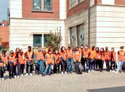 Strade pulite e gli studenti del Falcone di Gallarate puliscono le vie della città