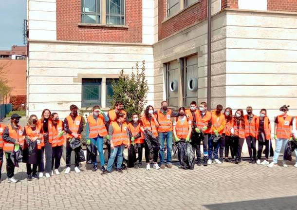 Strade pulite e gli studenti del Falcone di Gallarate puliscono le vie della città