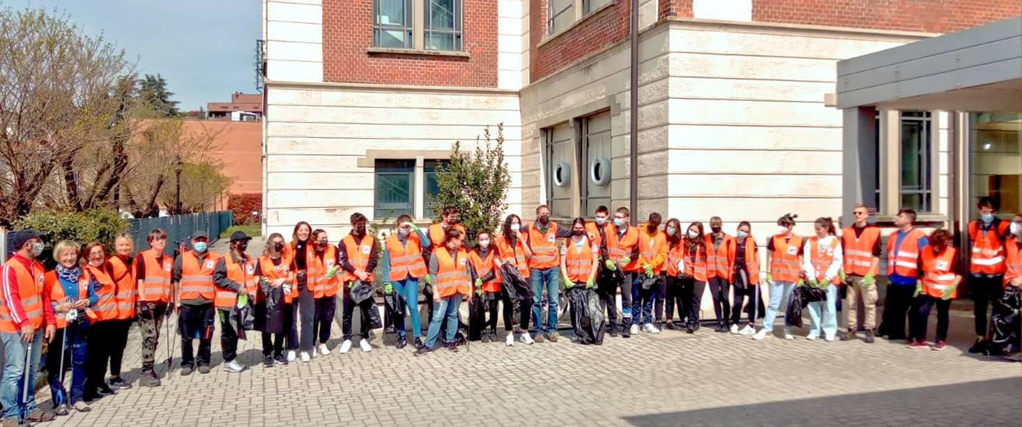 Strade pulite e gli studenti del Falcone di Gallarate puliscono le vie della città