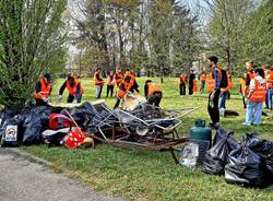 Strade pulite e gli studenti del Falcone di Gallarate puliscono le vie della città