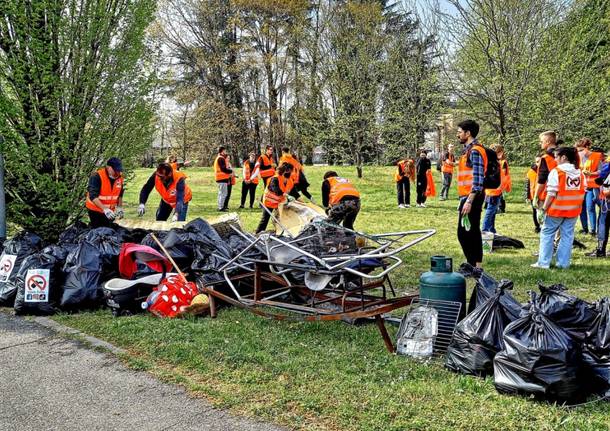 Strade pulite e gli studenti del Falcone di Gallarate puliscono le vie della città