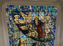 Torna luminosa la vetrata di Trento Longaretti al Sacro Monte