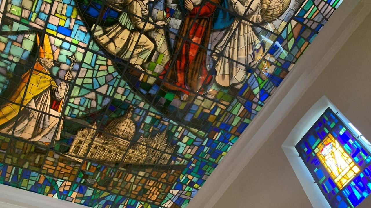 Torna luminosa la vetrata di Trento Longaretti al Sacro Monte
