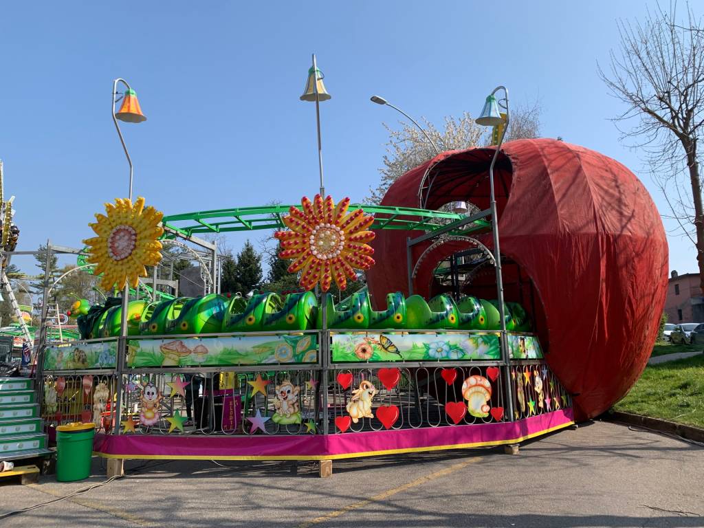 Tradate - Ultimi ritocchi per il Luna park di Tradate 2022
