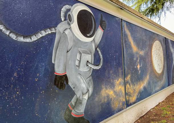 Un astronauta all'Anfass: è il murales per la giornata dell'autismo a Varese