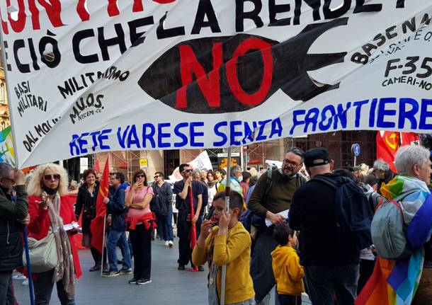 Un corteo in centro per la Varese che ripudia laguerra