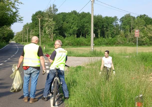 A Cislago i volontari riempiono un container colmo di rifiuti 