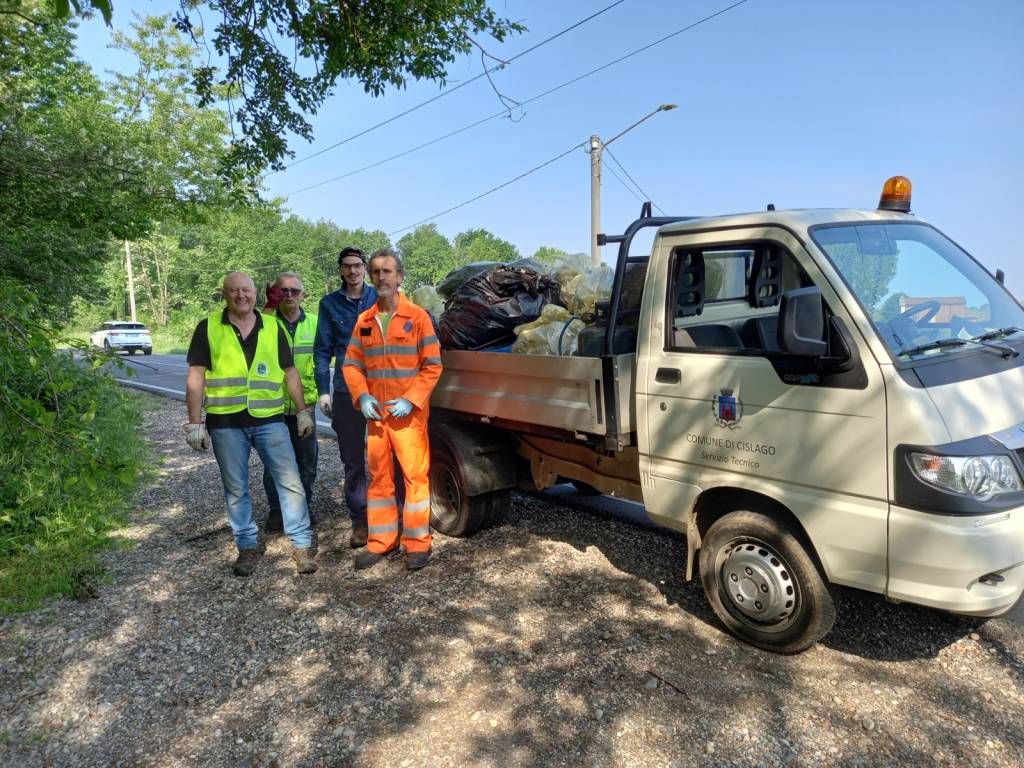 A Cislago i volontari riempiono un container colmo di rifiuti 