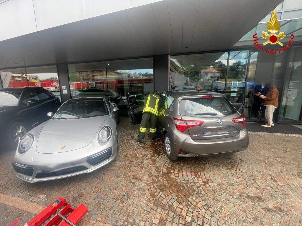 Auto contro concessionaria porsche a Varese