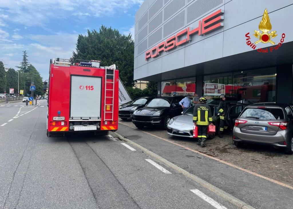 Auto contro concessionaria porsche a Varese