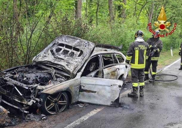 Auto in fiamme a Somma Lombardo 