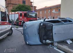 Auto ribaltata in via Boccaccio a Cerro Maggiore