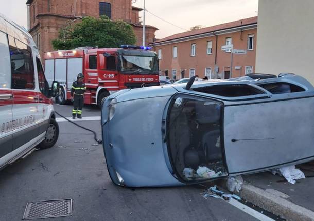 Auto ribaltata in via Boccaccio a Cerro Maggiore