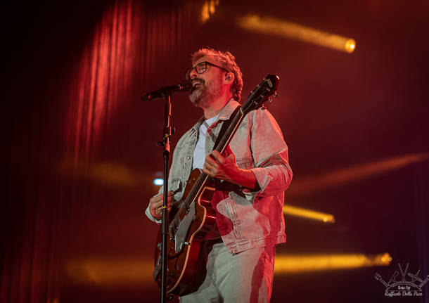 Brunori Sas sul palco del Mediolanum Forum di Assago