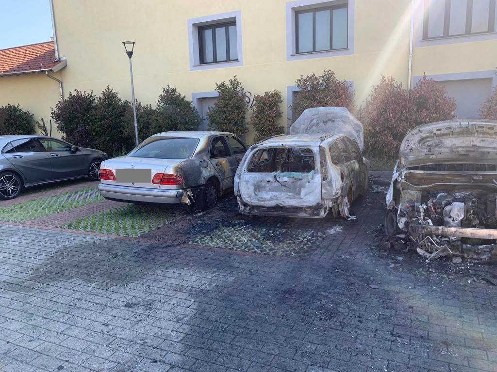 Busto Arsizio, incendio auto in via Goito