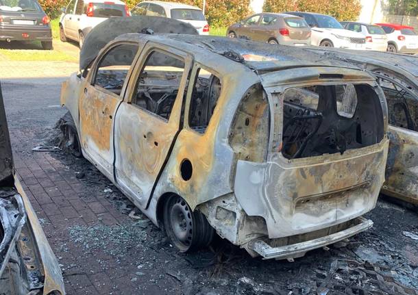 Quattro auto bruciate nella notte a Busto Arsizio