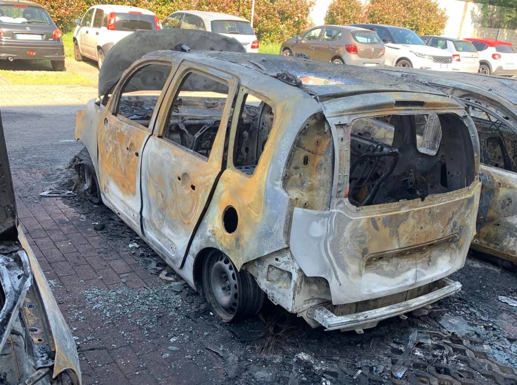 Busto Arsizio, incendio auto in via Goito