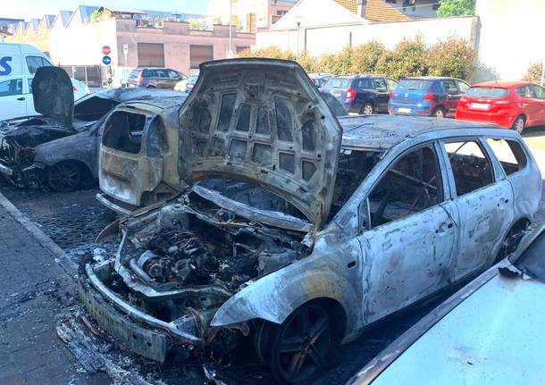 Busto Arsizio, incendio auto in via Goito