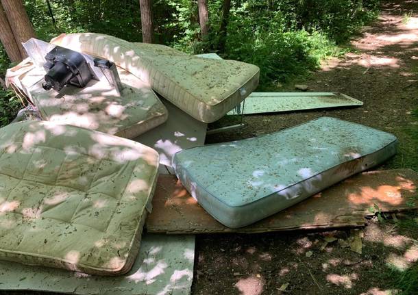 Cantello - Rifiuti abbandonati nel bosco