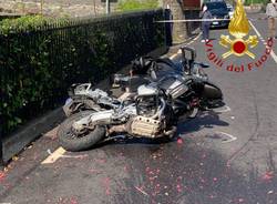 Due moto e un\'auto fuori strada a Como