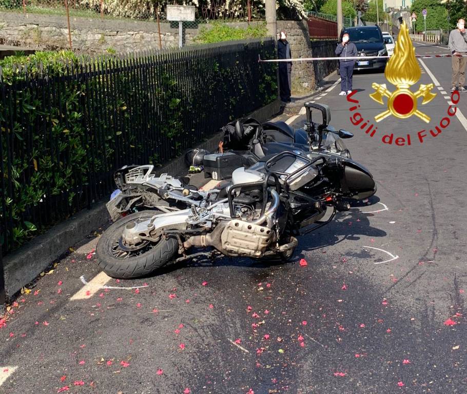 Due moto e un\'auto fuori strada a Como