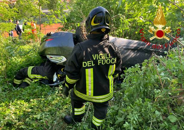 Due moto e un’auto fuori strada a Como