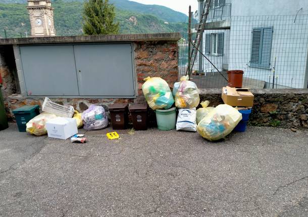 Problemi con la raccolta dei rifiuti a Porto Ceresio e Besano