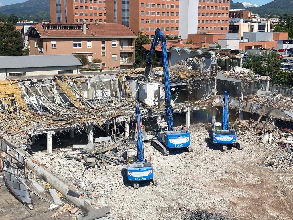 Come le ruspe si “mangiano” una palazzina dell’ex tipografica Mori a Varese
