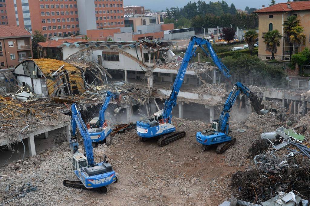 Come le ruspe si “mangiano” una palazzina dell’ex tipografica Mori a Varese