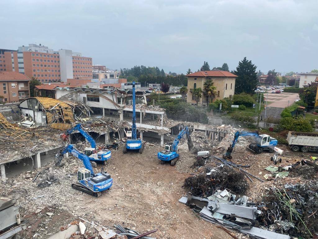 Come le ruspe si “mangiano” una palazzina dell’ex tipografica Mori a Varese