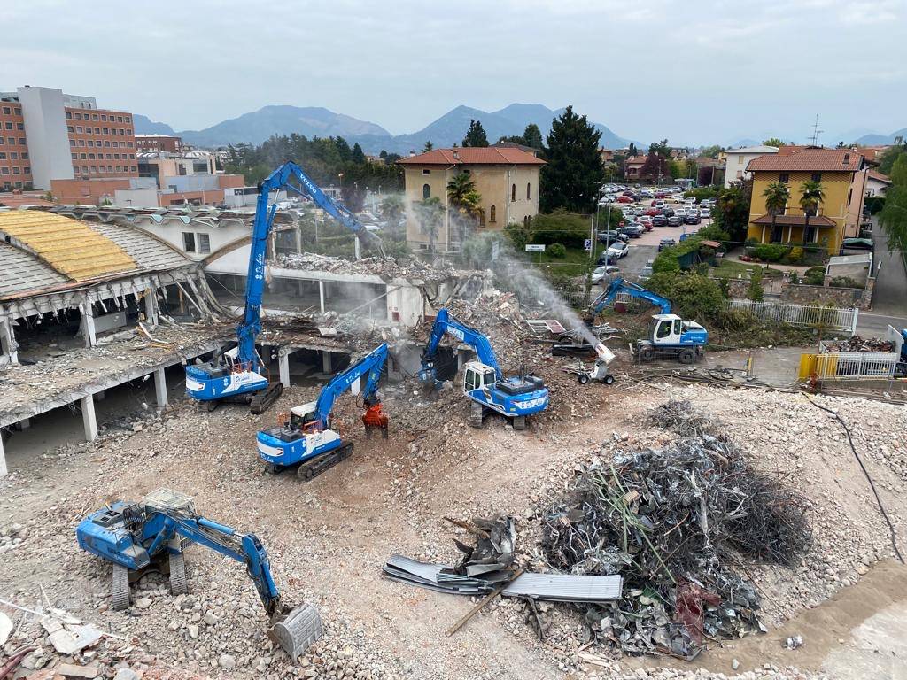 Come le ruspe si “mangiano” una palazzina dell’ex tipografica Mori a Varese