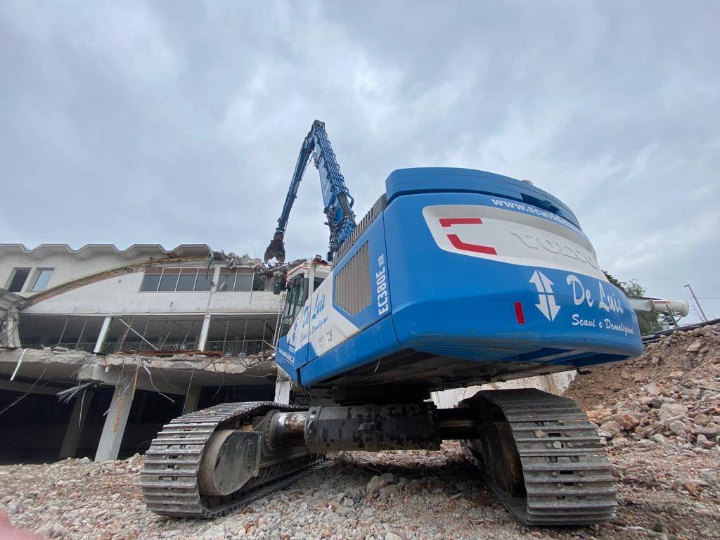 Come le ruspe si “mangiano” una palazzina dell’ex tipografica Mori a Varese