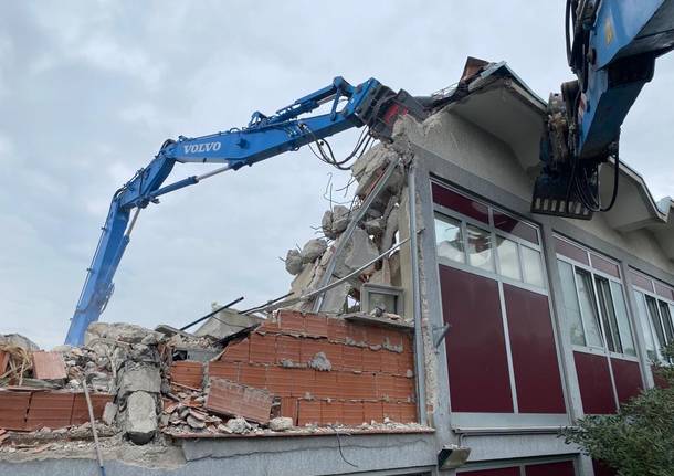 Come le ruspe si “mangiano” le palazzine dell’ex tipografica Mori di Varese