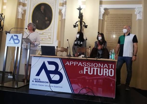 Consegna attestati del progetto "Invece di giudicare" a 29 studenti del Bernocchi