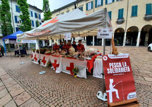 Croce Rossa in piazza a Varese con il Mercatino di Primavera
