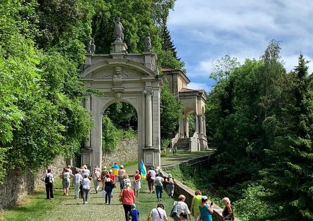 Fedeli Ucraini in pellegrinaggio al sacro Monte per chiedere alla Madonna la pace