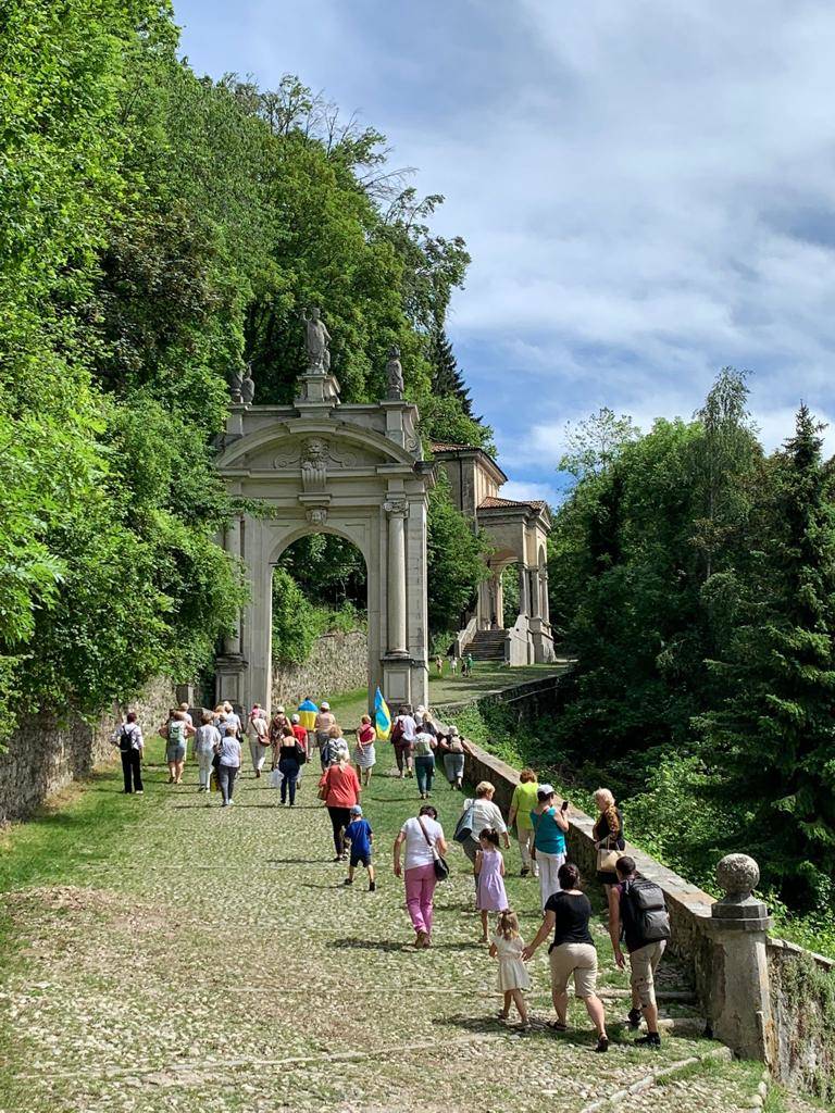 Fedeli Ucraini in pellegrinaggio al sacro Monte per chiedere alla Madonna la pace